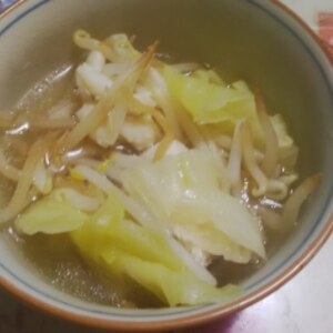 鶏むね肉ともやしとキャベツの中華スープ